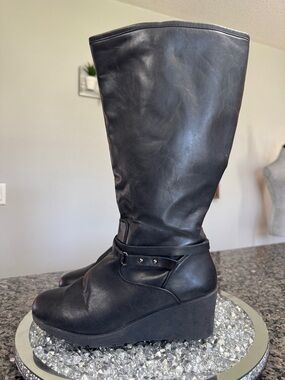 Rugged Outback sherpa lined Black Wedge Knee-High Boots with Ankle Strap GUC 11W